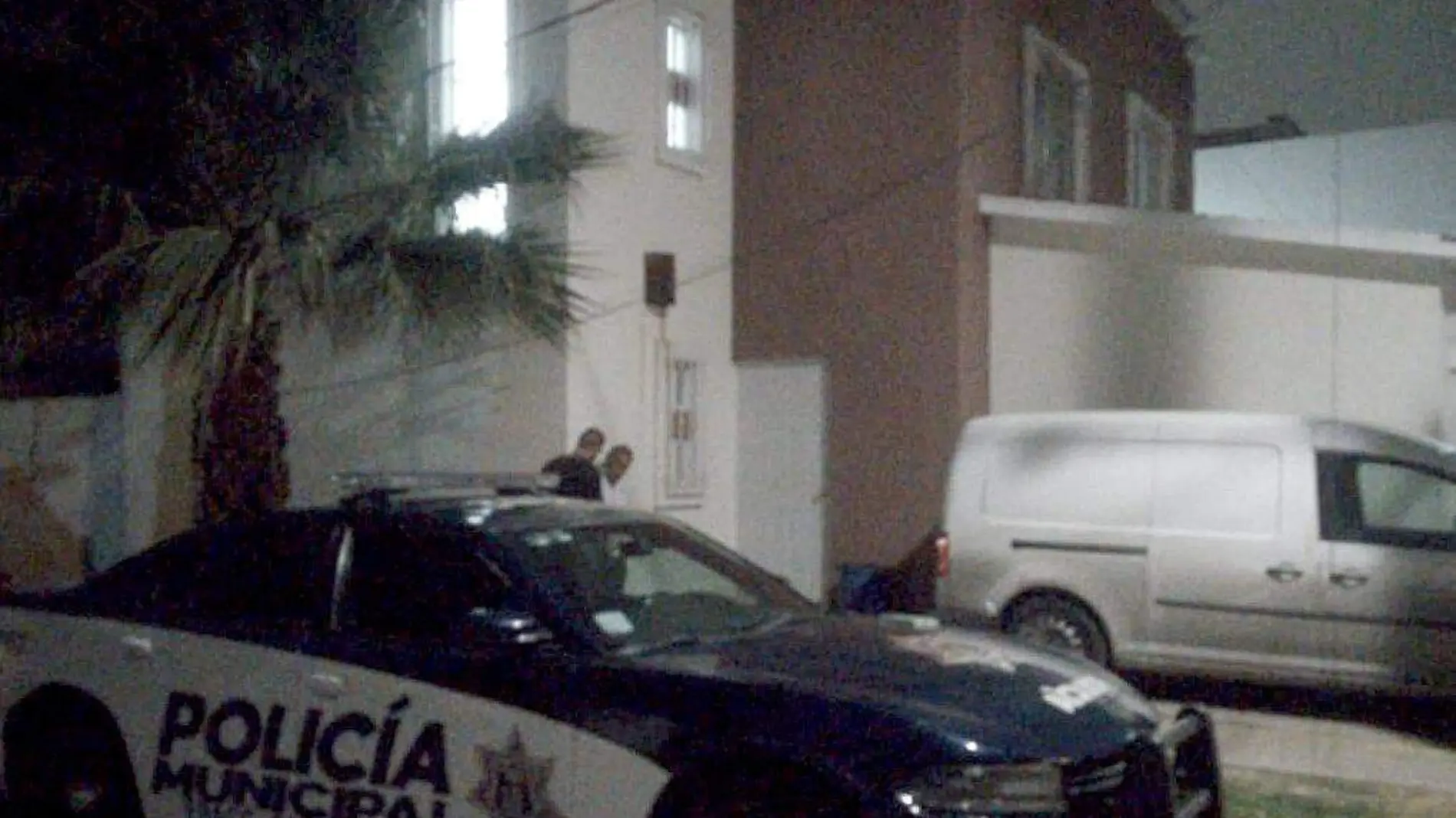 Patrulla de la Policía Municipal frente a casa de noche